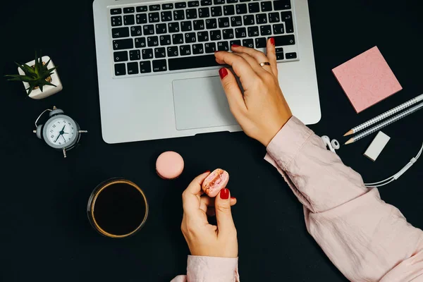 Espace de travail créatif avec ordinateur portable sur fond noir Verre à café — Photo