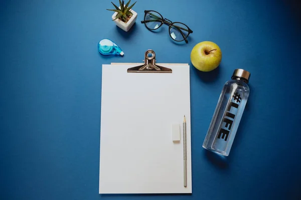 Kreativa utrymme för arbete: ett ark papper, pennor, telefon, glas — Stockfoto