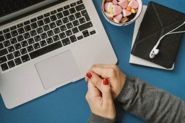 Ana sayfa görünümü kadın el laptop ile sağlıksız yiyecek yakınındaki: pembe şeker