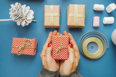 Noel düz kompozisyon hediye sıcak kakao w ile kadın el koyma