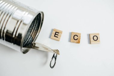 Alüminyum teneke kutu ve beyaz arka plan üzerinde. Eko kavramı