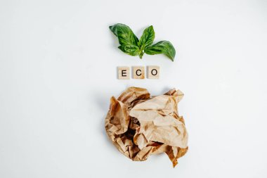 Kağıt bundle ve beyaz zemin üzerine yeşil yaprak. Eko kavramı