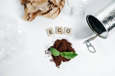 Alüminyum teneke ve yeşil yaprak beyaz arka plan üzerinde. Eko kavramı