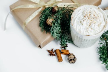 Noel hediye kutusu ve beyaz zemin üzerine kakao. Üstten Görünüm. Wint