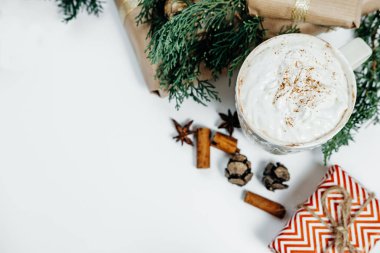 Noel hediye kutusu ve beyaz zemin üzerine kakao. Kış tatili