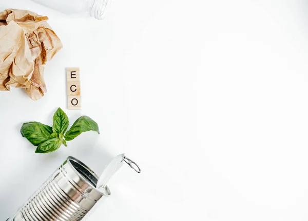 Concepto de gestión de residuos. Estaño de aluminio y hoja verde en el Whi — Foto de Stock