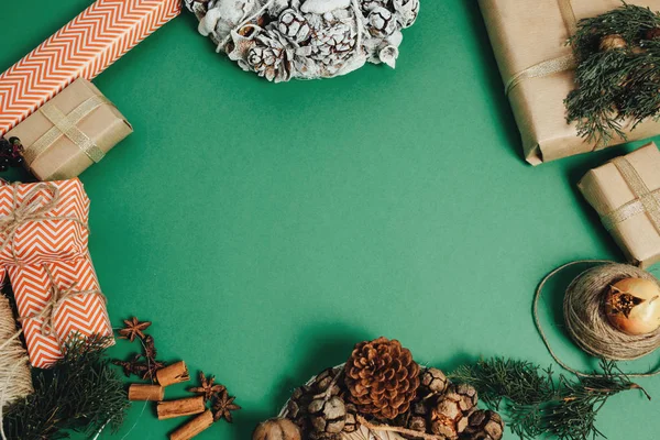 Karácsonyi ajándék doboz a zöld asztalnál narancs citrom kakaó lapos feküdt, t — Stock Fotó