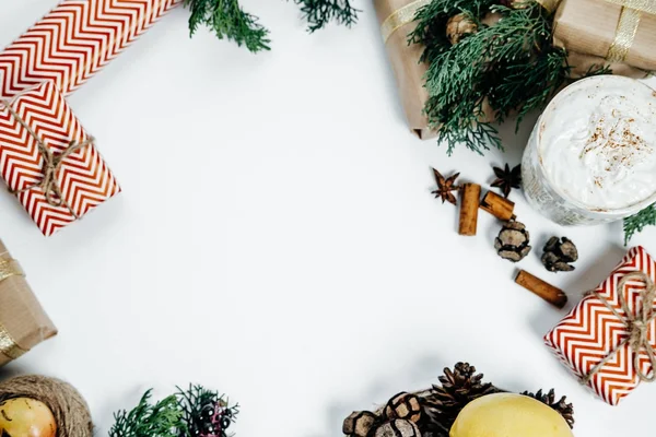 クリスマスのギフト ボックスと白背景のココア。冬の休日 — ストック写真