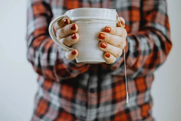 Γυναικεία χέρια εκμετάλλευσης ζεστό φλιτζάνι τσάι — Φωτογραφία Αρχείου