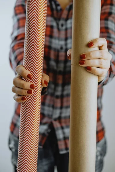 Kvinnliga händer med presentpapper — Stockfoto