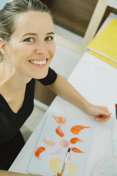 Mladá žena umělec Rozměrový náčrt na jejím pracovišti ve studiu — Stock fotografie