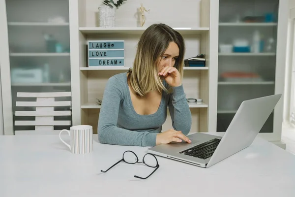 Fatigué jeune femme spectaculaire travail sur ordinateur portable tout en étant assis dans — Photo