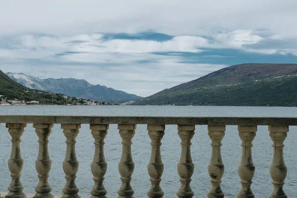 Nábřeží u moře s výhledem na hory, Černá Hora — Stock fotografie