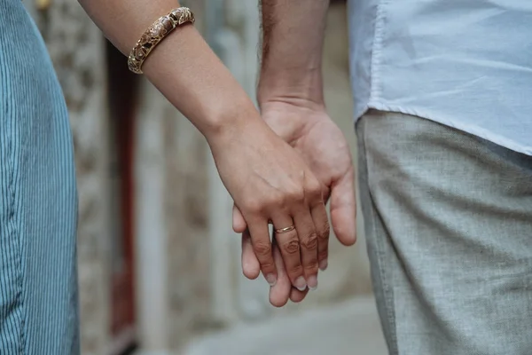 Close-up de mãos de casal romântico juntos — Fotografia de Stock