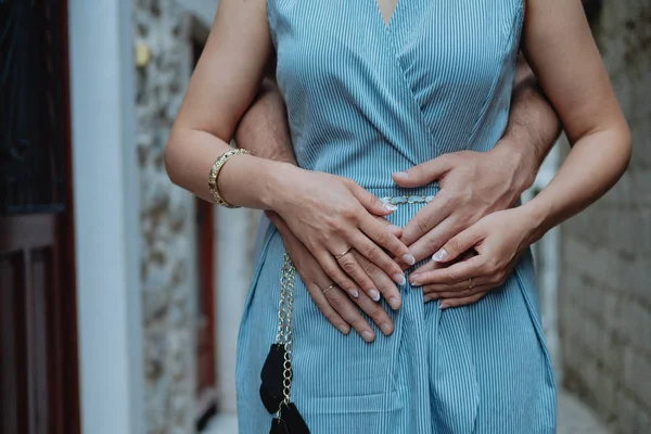 Close-up of romantic couple's hands together — Stock Photo, Image