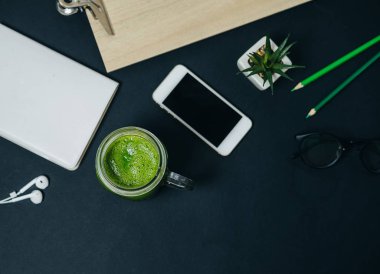 Sağlıklı ara. Telefonu, kulaklık noteb ile bağımsız çalışma alanı