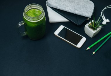 Sağlıklı ara. Bağımsız çalışma alanıyla kalemler, telefon, headpho