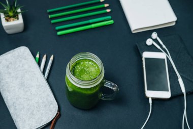 En iyi görünüm bağımsız çalışma alanı telefonu, kulaklık dizüstü bilgisayar ile bir