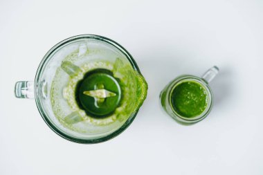 Tablo boş blender ve bir beyaz yeşil smoothies üst görünümü