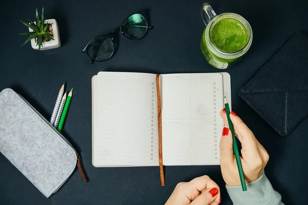 Jar with fresh green smoothies at office desk. Open notebook and — Stock Photo, Image