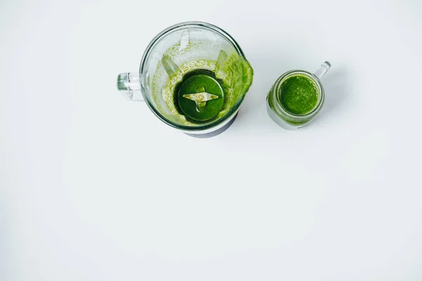 Prázdného mixéru a zelené smoothie na bílý stůl Top View Spac — Stock fotografie