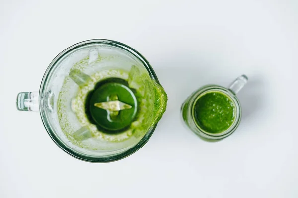 Tablo boş blender ve bir beyaz yeşil smoothies üst görünümü — Stok fotoğraf