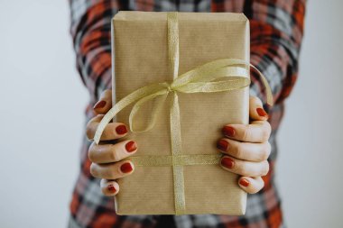 Noel ve yeni yıl hediye kutusu holding kadının eller