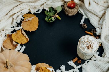 Rahat sonbahar kompozisyon. Kabak Latte, tarçın ve ekose üzerinde bir 