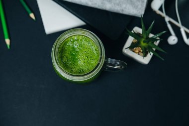 Sağlıklı ara. Bağımsız çalışma alanıyla kalemler, telefon, headpho