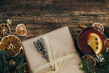 Baharat ve hediye kutusu ahşap masa üzerinde sıcak mulled şarap. En iyi VI