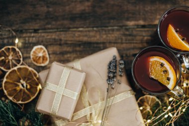 Baharat ve ahşap masa üzerinde hediye kutusu ile sıcak mulled şarap