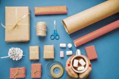 Noel düz kompozisyon m ile sıcak kakao ile kadın el koyma