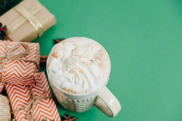 Primo piano Cacao e scatola regalo decorata su sfondo verde piatto la — Foto Stock