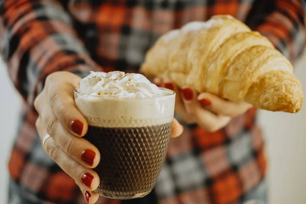 여성의 손을 잡고 크로 상와 커피, 전통적인 이탈리아 b — 스톡 사진