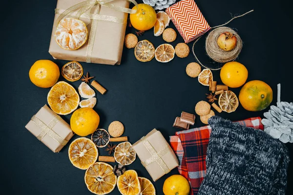 Weihnachtsdekoration mit Mandarinen, Geschenken, Zimt, Anis — Stockfoto