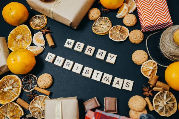 Nahaufnahme Weihnachtsworte mit Mandarinen, Geschenken, Zimt, Anis — Stockfoto