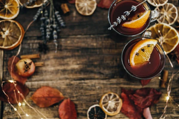 Vinho quente quente com fatias de laranja seca, lavanda e canela st — Fotografia de Stock