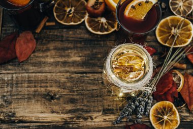 Kuru portakal dilimleri, lalanterns banka w ile sıcak mulled şarap