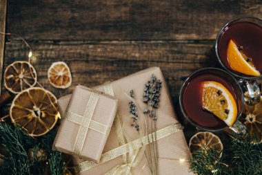 Ahşap tabl baharatlar ile Noel hediyesi ve sıcak mulled şarap
