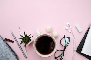 Pembe pastel tablo aksesuarları defter, telefon, levha, kalemi ile