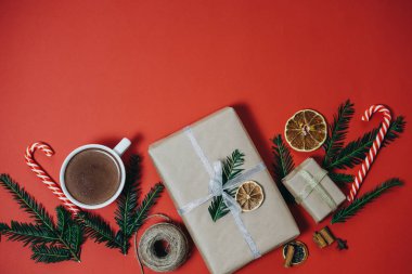 Çam ağacı, sıcak çikolata, Hediyelik, şeker c ile Noel arka plan