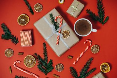 Noel kavramı. Çam ağacı, Hediyelik, şeker kamışı ile sıcak çikolata