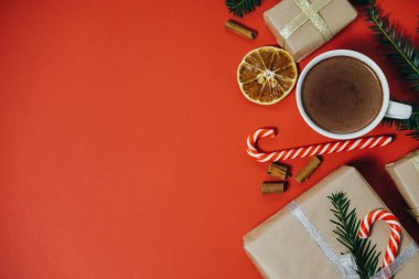 Çam ağacı, sıcak çikolata, Hediyelik, şeker c ile Noel arka plan