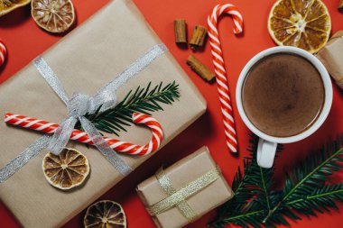 Üzerinde kırmızı boa köknar ağacı, Hediyelik, şeker ile sıcak çikolata köpekler