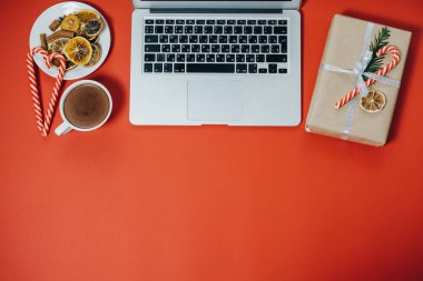 Noel çalışma alanı ile laptop, sıcak çikolata, kırmızı şeker 