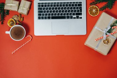 Noel çalışma alanı ile laptop, sıcak çikolata, kırmızı şeker 