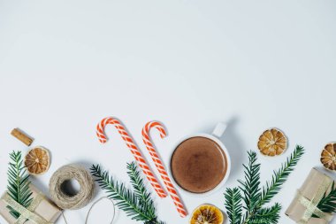 Çam ağacı, sıcak çikolata, Hediyelik, şeker c ile Noel dekorasyon