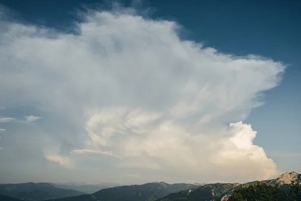 Nuvens sobre Mountain Range, Montengro — Fotografia de Stock