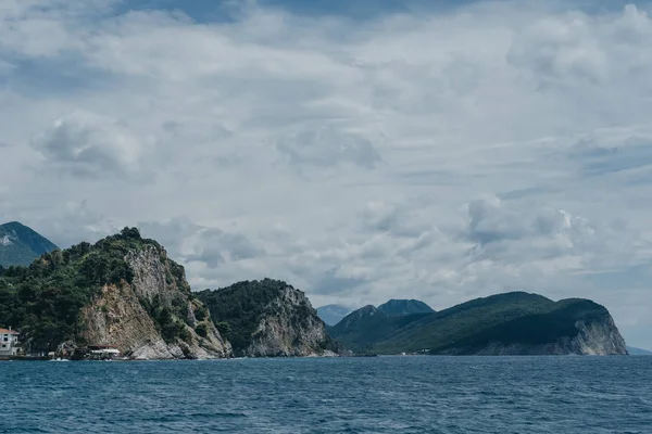 Kameny v moři, Černá Hora — Stock fotografie
