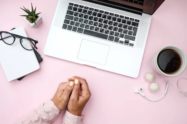 Mains féminines et ordinateur portable sur rose plante macarons réveil Top — Photo